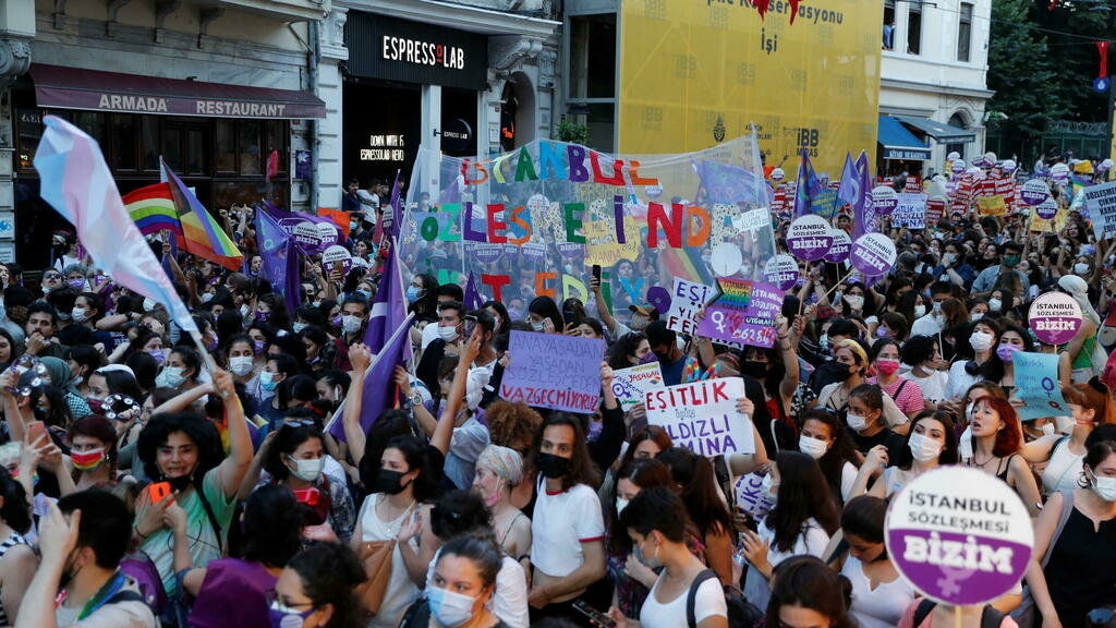 Turquie: manifestation contre le retrait officiel d’un traité protégeant les femmes