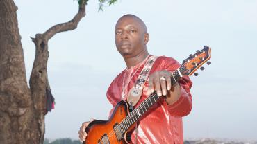 « Ali », l’héritage familial de Vieux Farka Touré mondialisé avec Khruangbin