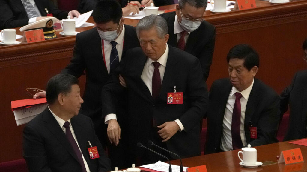 Chine: l’ex-président Hu Jintao escorté vers la sortie lors de la clôture du congrès du PCC