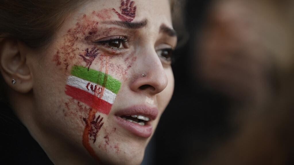 «Femme, vie, liberté», trois mots et toujours des manifestants à Paris pour soutenir les Iraniennes
