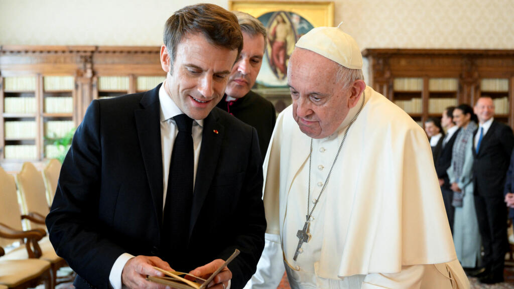 Le livre offert par Emmanuel Macron au pape François crée la polémique en Pologne