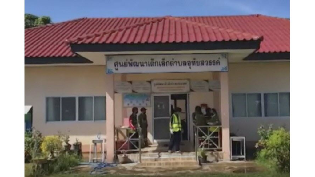 Thaïlande: le roi vient rendre hommage aux victimes du massacre dans une crèche