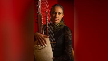Avec sa kora, Sona Jobarteh féminise la tradition et convertit la planète