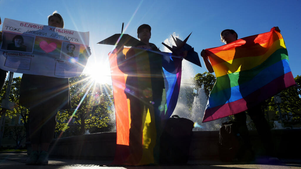 Les députés russes approuvent une loi bannissant la «propagande» LGBT+