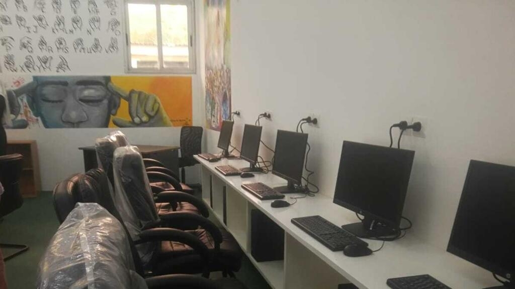 Congo-Brazzaville: pour Noël, l’Institut des jeunes sourds reçoit une médiathèque