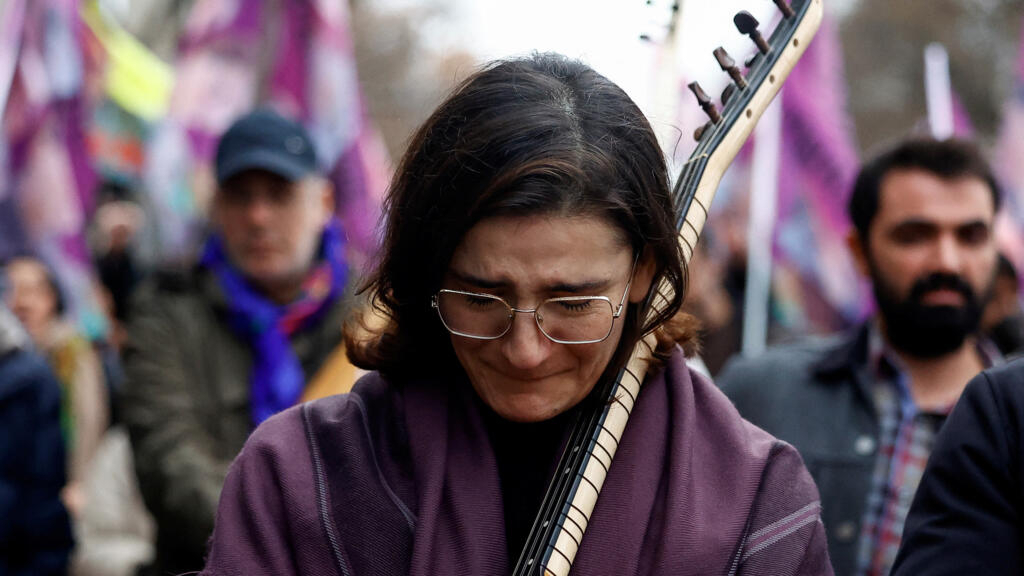 «Demain, ce sera peut être nous»: une marche blanche pour rendre hommage aux trois Kurdes tués à Paris