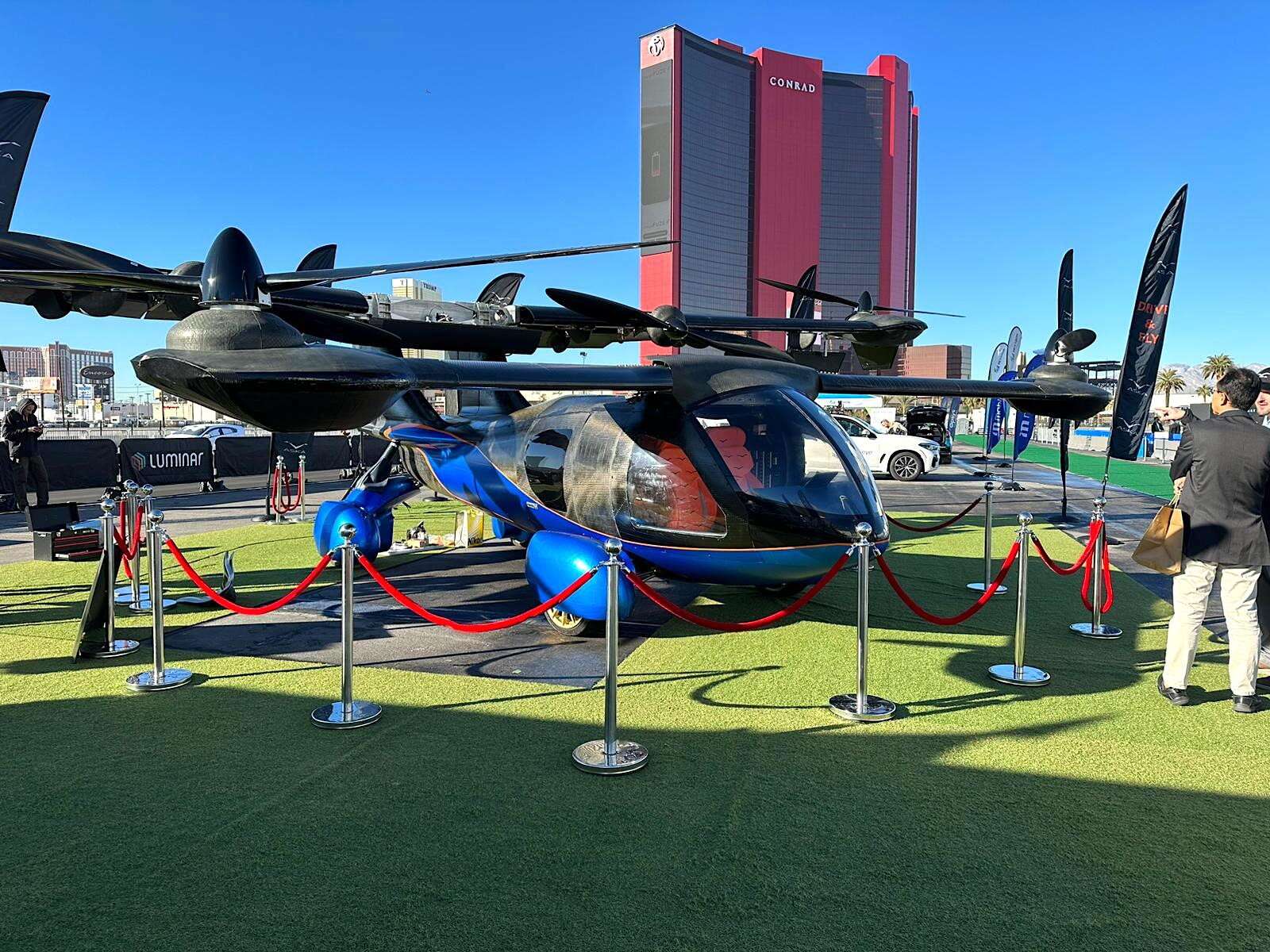 Ce mini-avion peut aussi rouler sur la route !