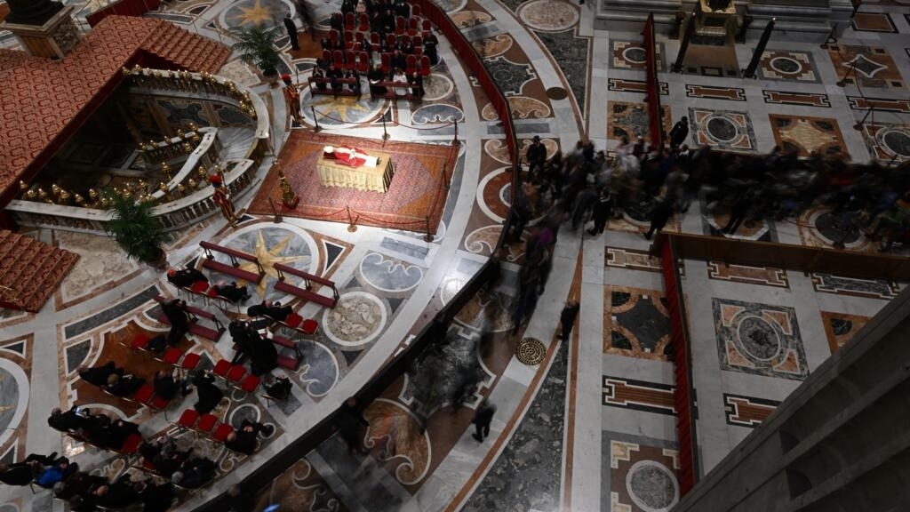 Le pape François préside les obsèques de Benoît XVI, une première dans l’histoire récente de l’Église