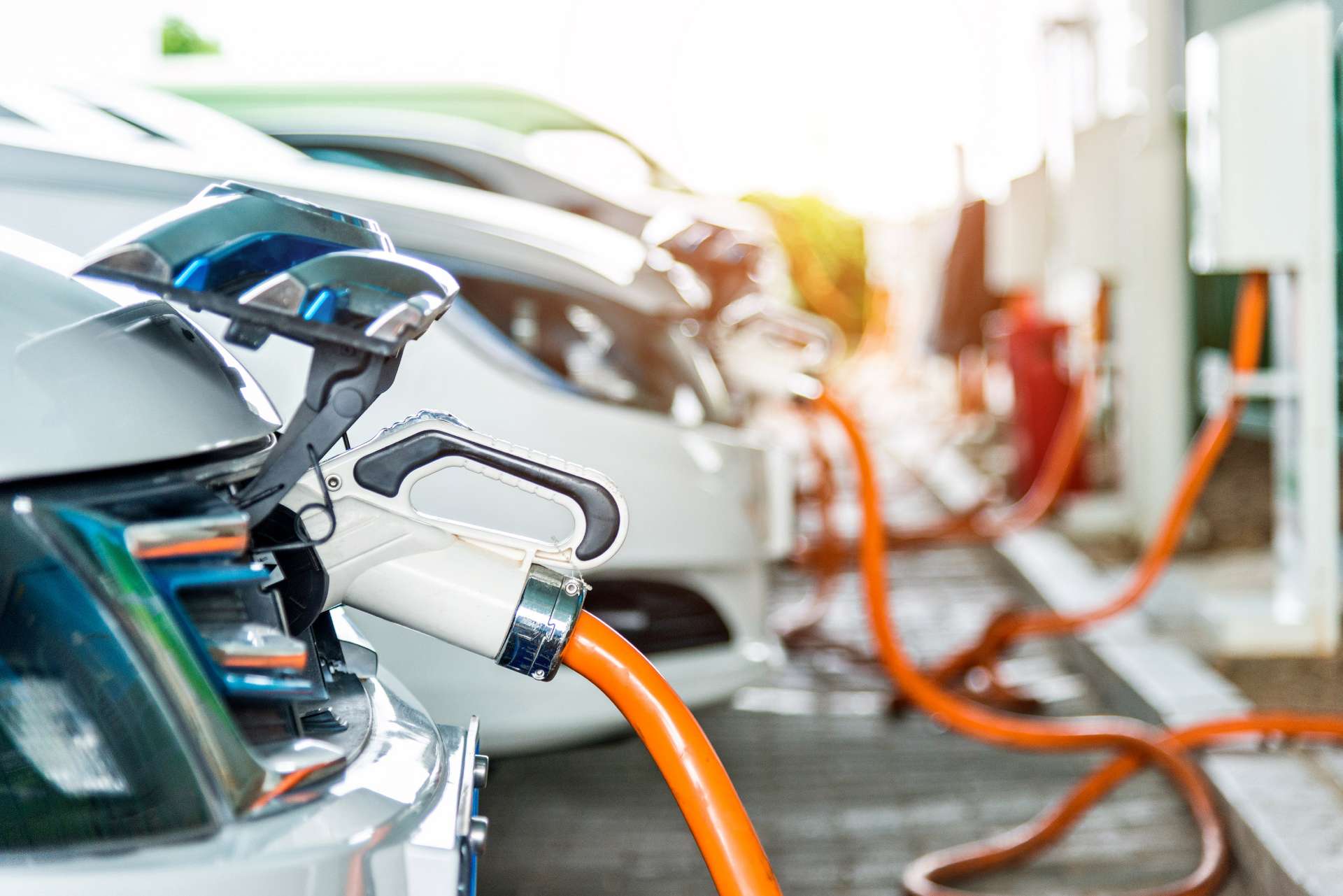 Les autoroutes de France rattrapent leurs retards en stations de recharge électrique
