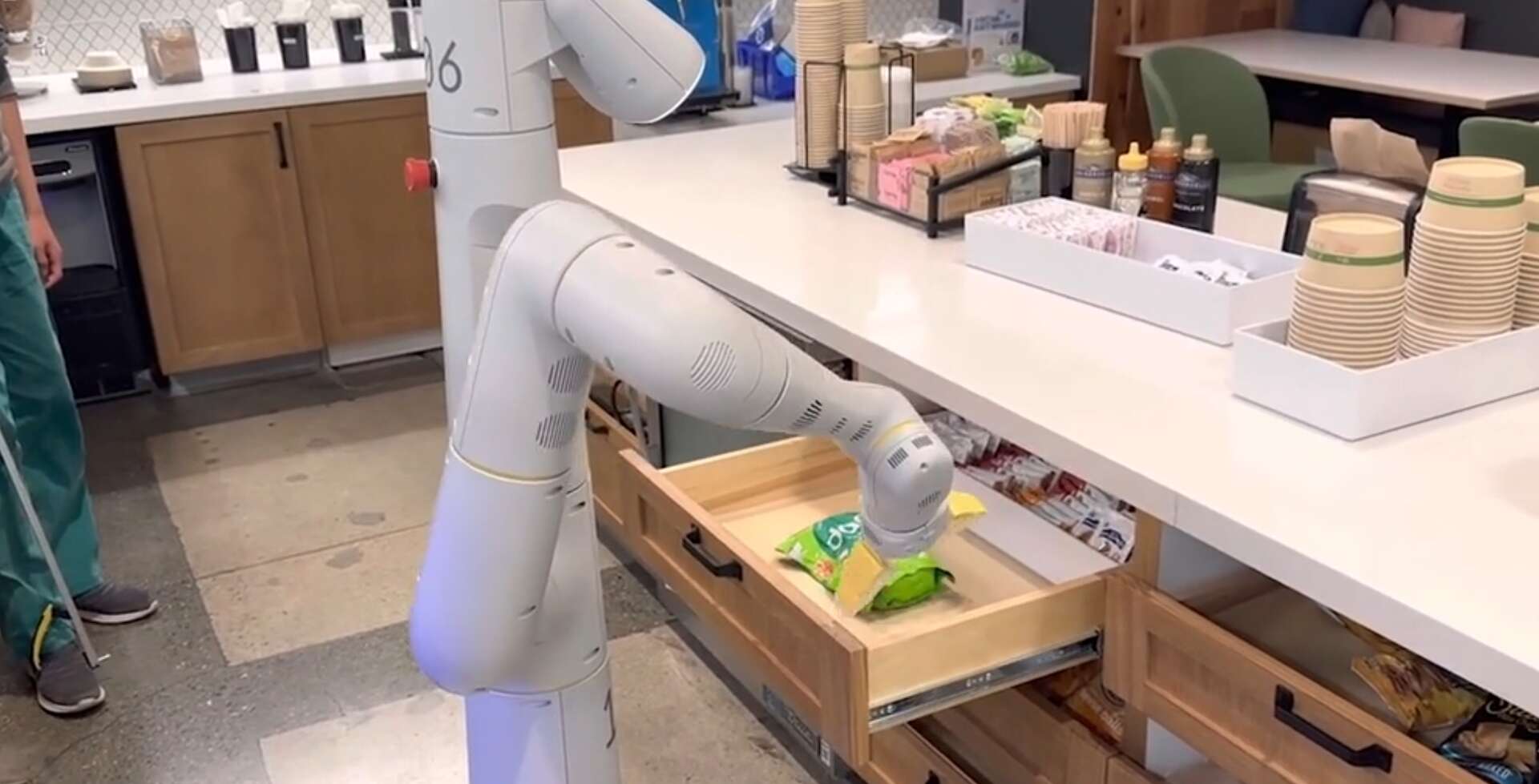 L’IA du robot de Google peut faire la discussion et vous servir à manger